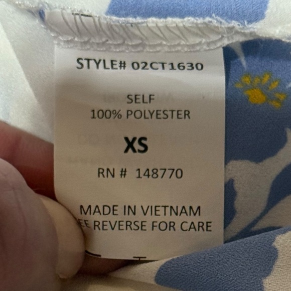 White blouse blue floral pattern by Sienna Sky lace trim short sleeves in XS - Picture 7 of 7